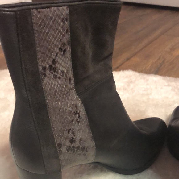 Diane Von Furstenberg grey leather heeled ankle boots, size 6.5 - Picture 4 of 6